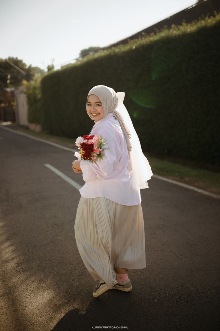 Rasyifa menoleh sambil berjalan