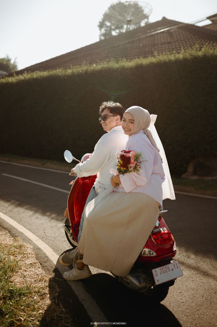 Menaiki Vespa, menoleh ke belakang