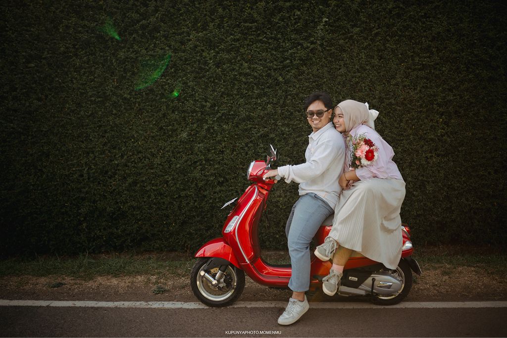 Berboncengan Vespa merah