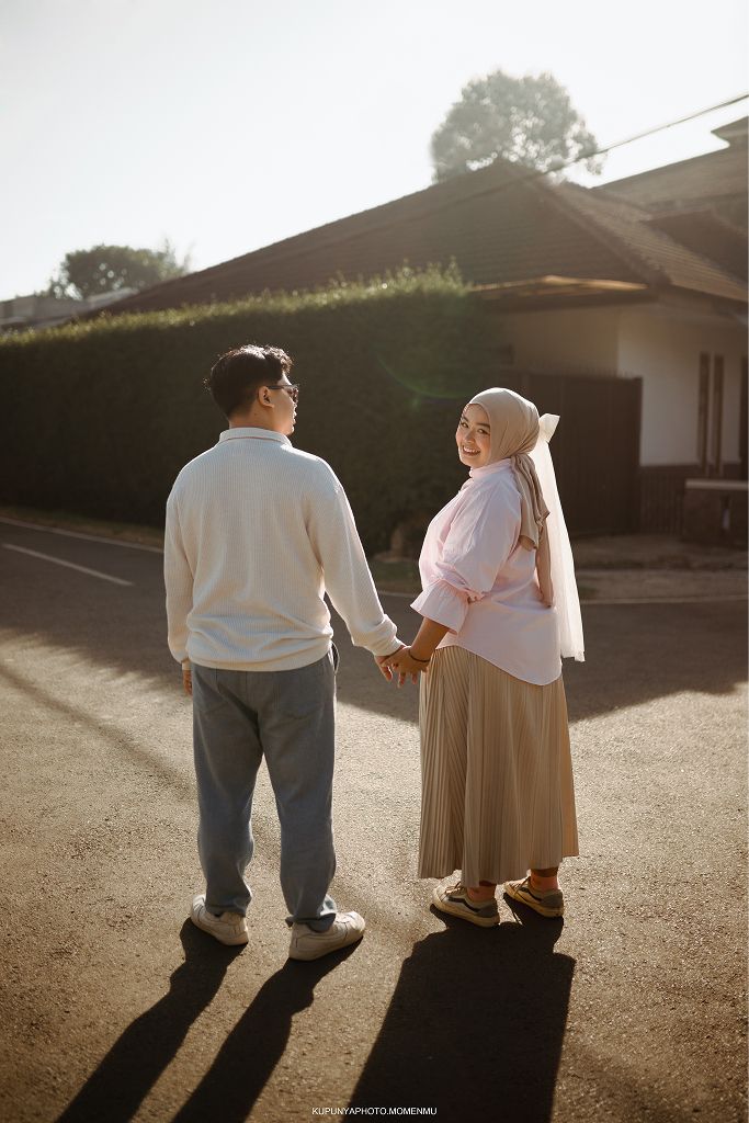 Berjalan bergandengan
