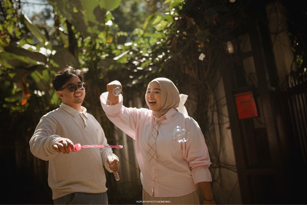 Bermain gelembung di taman