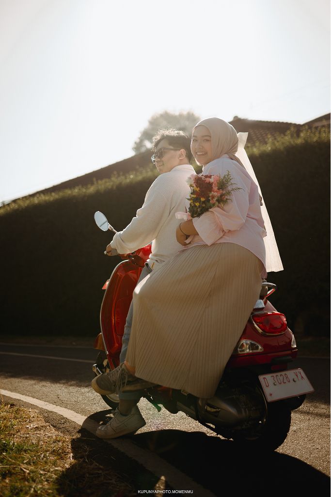Menaiki Vespa berdua