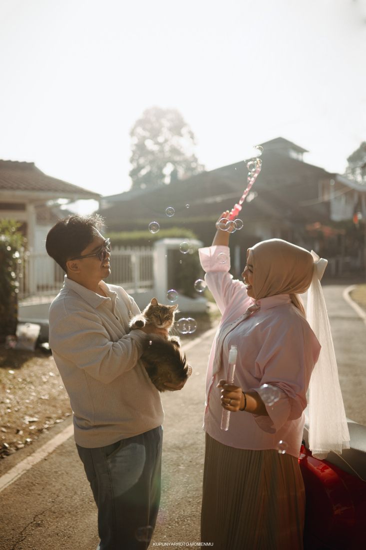 Meniup gelembung bersama si kucing